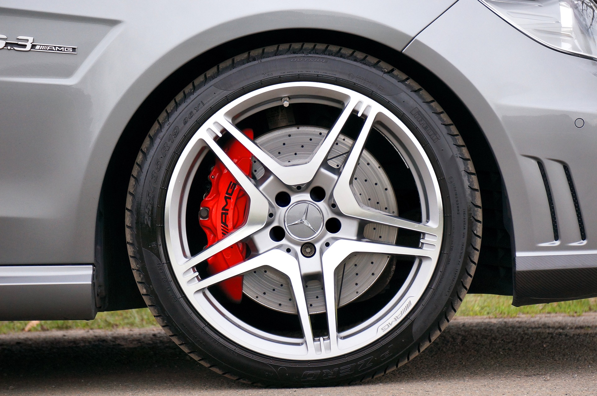 Tires with perfect aspect ratio for long distances. Much less aggressive than traction tires